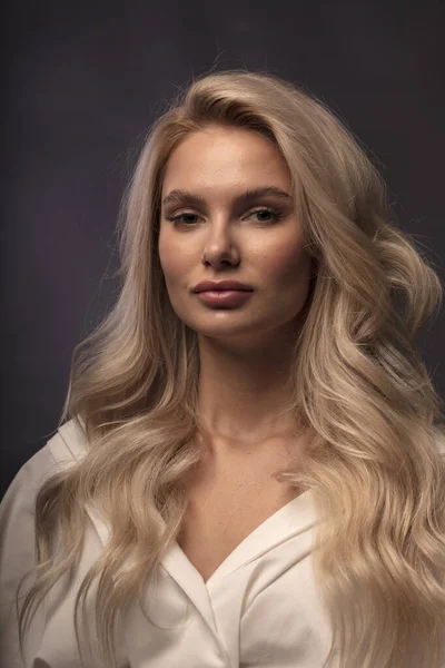 Blond Włosy Kobieta Model Pozowanie Przed Kamerą — Zdjęcie stockowe