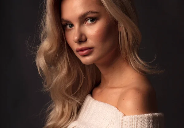 Bionda Capelli Modello Femminile Posa Sulla Macchina Fotografica — Foto Stock