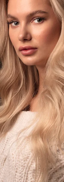 Blondýny Vlasy Žena Model Pózování Kameru — Stock fotografie