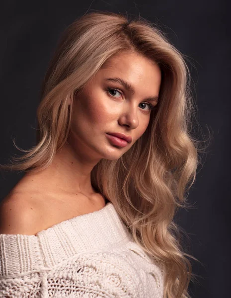 Bionda Capelli Modello Femminile Posa Sulla Macchina Fotografica — Foto Stock