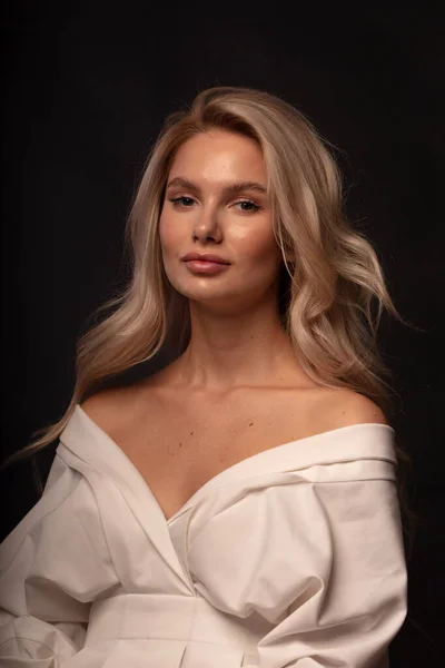 Blondes Haar Weibliches Modell Posiert Vor Der Kamera — Stockfoto