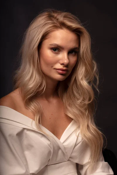 Блондинка Волосся Жіноча Модель Позує Камеру — стокове фото