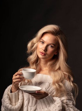 Kamerada poz veren sarışın kadın model. 