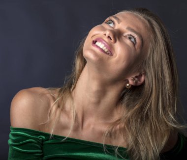 Güzel beyaz kadın poz veriyor.