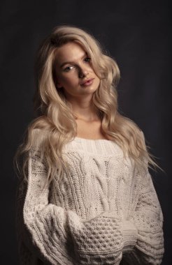 Kamerada poz veren sarışın kadın model. 