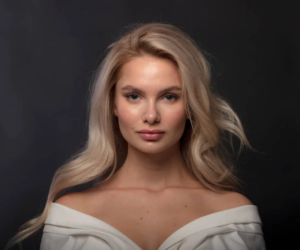 Blond Haar Vrouwelijk Model Poseren Camera — Stockfoto