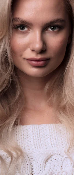 Блондинка Модель Позирующая Камеру — стоковое фото