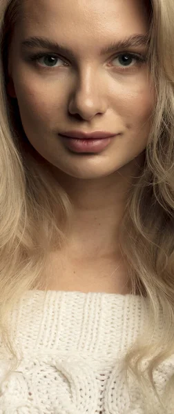 Блондинка Модель Позирующая Камеру — стоковое фото