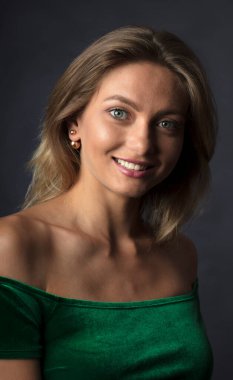 Çekici genç kadın kamerada poz veriyor. 