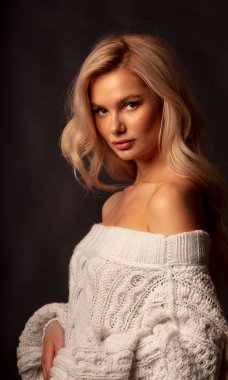 Kamerada poz veren sarışın kadın model. 