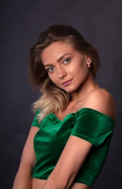 Çekici genç kadın kamerada poz veriyor. 