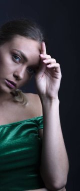 Çekici genç kadın kamerada poz veriyor. 