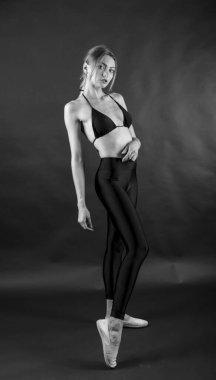 Çekici genç kadın kamerada poz veriyor. 