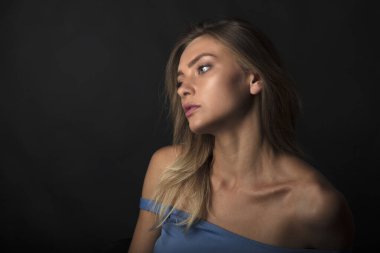 Çekici genç kadın kamerada poz veriyor. 