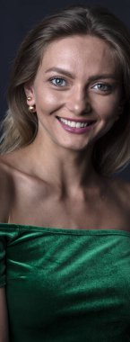 Çekici genç kadın kamerada poz veriyor. 