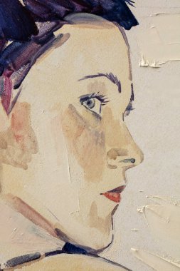 Güzel kadın resim yapıyor. Yakından. 