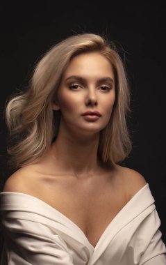 Kamerada poz veren sarışın kadın model. 