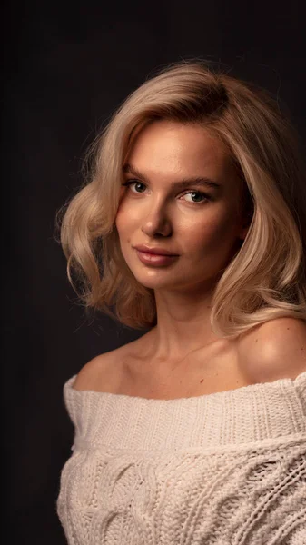 Blond Włosy Kobieta Model Pozowanie Przed Kamerą — Zdjęcie stockowe