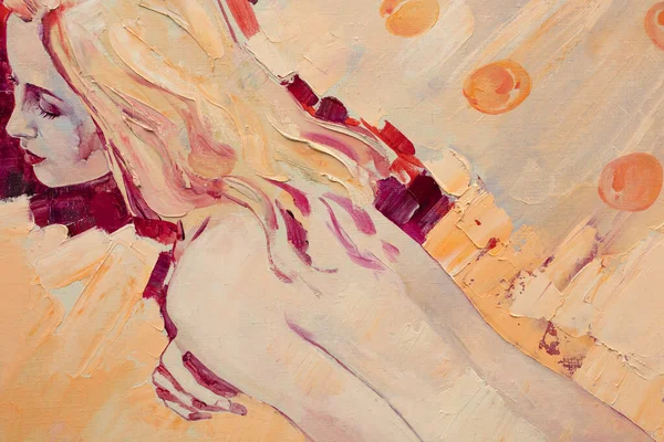 Güzel kadın resim yapıyor. Yakından. 