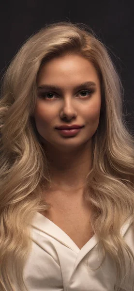 Blond Włosy Kobieta Model Pozowanie Przed Kamerą — Zdjęcie stockowe