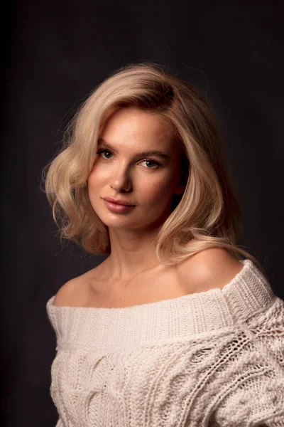 Blond Haar Vrouwelijk Model Poseren Camera — Stockfoto