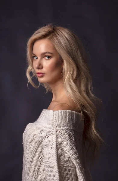 Kamerada poz veren sarışın kadın model. 