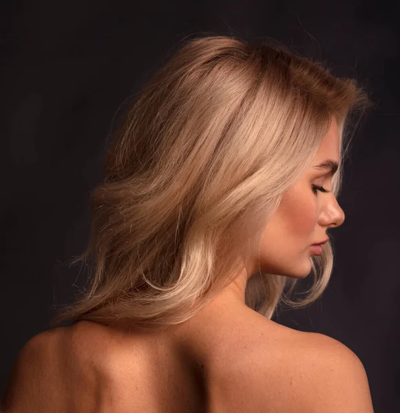 Blond Haar Vrouwelijk Model Poseren Camera — Stockfoto