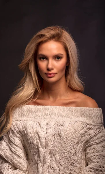 Blondes Haar Weibliches Modell Posiert Vor Der Kamera — Stockfoto