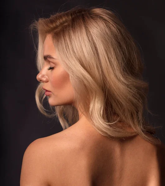 Blond Haar Vrouwelijk Model Poseren Camera — Stockfoto