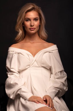  Stüdyoda, içeride poz veren kadın model.