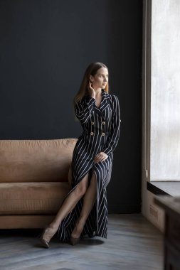  Stüdyoda, içeride poz veren kadın model.