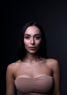  Stüdyoda, içeride poz veren kadın model.