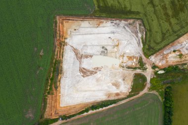 Terk edilmiş sanayi ocağının havadan görünüşü