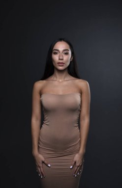  Stüdyoda, içeride poz veren kadın model.