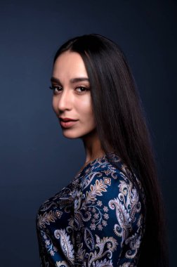  Stüdyoda, içeride poz veren kadın model.