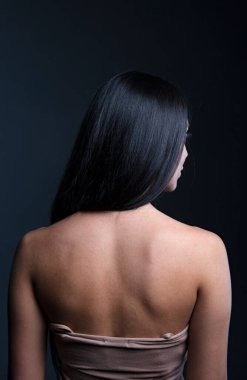  Stüdyoda, içeride poz veren kadın model.