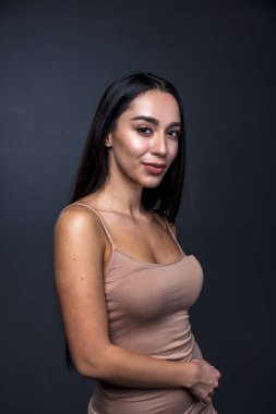  Stüdyoda, içeride poz veren kadın model.