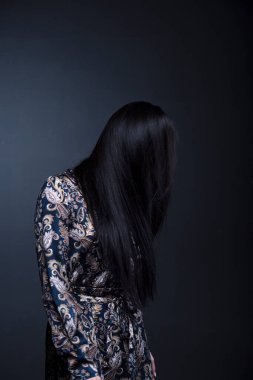  Stüdyoda, içeride poz veren kadın model.