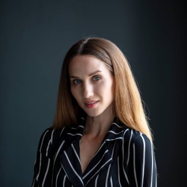  Stüdyoda, içeride poz veren kadın model.