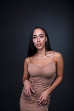  Stüdyoda, içeride poz veren kadın model.