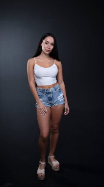  Stüdyoda, içeride poz veren kadın model.