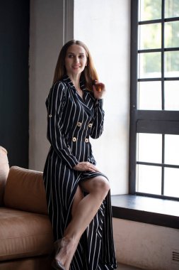  Stüdyoda, içeride poz veren kadın model.