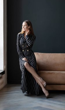  Stüdyoda, içeride poz veren kadın model.