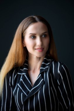  Stüdyoda, içeride poz veren kadın model.