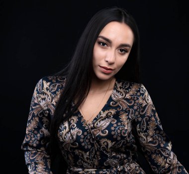  Stüdyoda, içeride poz veren kadın model.