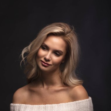  Stüdyoda, içeride poz veren kadın model.