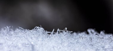 Karda buz kristalleri, yakın çekim. 