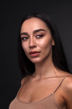  Stüdyoda, içeride poz veren kadın model.