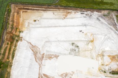 Terk edilmiş sanayi ocağının havadan görünüşü