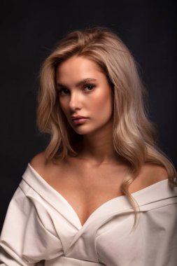  Stüdyoda, içeride poz veren kadın model.